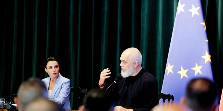 “Prej 4 shkurtit, 56 zona urbane do të kenë furnizim me ujë të pijshëm 24 orë, Balluku: Nevojitet reformë e thellë, Operatori i Ujit do të na çojë në një nivel të ri”