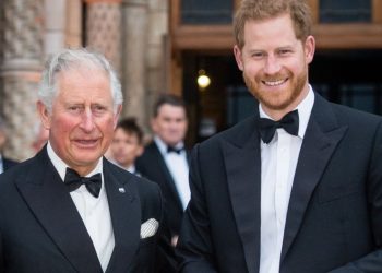 Princi Harry arrin në Clarence House për t'u takuar me Mbretin Charles.