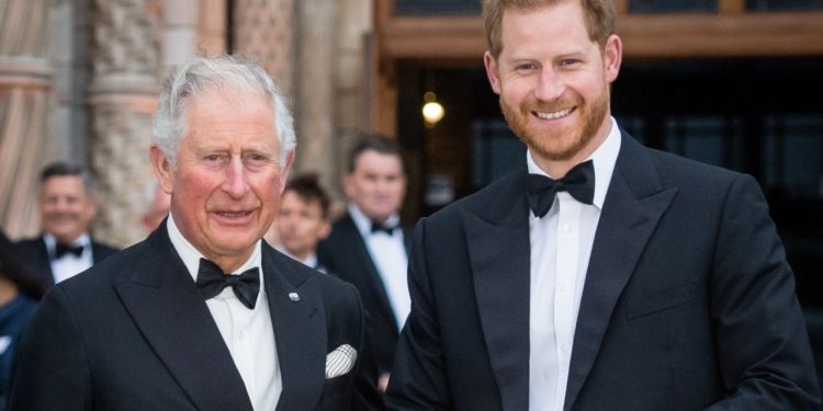 Princi Harry arrin në Clarence House për t'u takuar me Mbretin Charles.