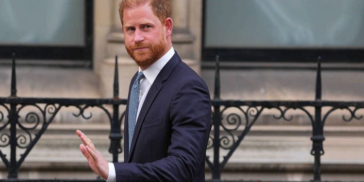 Prinçi Harry bën një vizitë të papritur në Kiev, shihni fotot e Dukës së Sussex në Ukrainë.