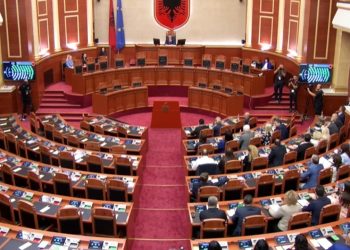 Projekti i vendimit miratohet, kryetarët e komisioneve parlamentare emërohen, PD-ja nuk është e pranishme në seancë.