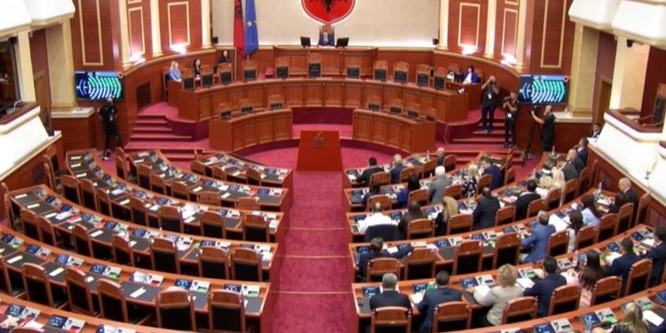 Projekti i vendimit miratohet, kryetarët e komisioneve parlamentare emërohen, PD-ja nuk është e pranishme në seancë.