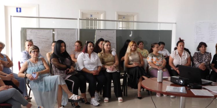 Projekti për gratë e dhunuara në Elbasan: 35 gra dhe vajza kanë marrë formim profesional dhe janë të punësuara.