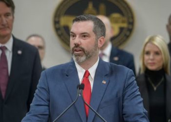 Prokurori i Përgjithshëm i Virxhinias njofton dorëheqjen e tij pas përpjekjeve të Trump për ta shkarkuar atë.