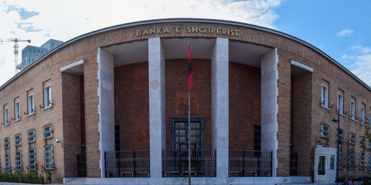 Pronat, ngadalësohet rritja e çmimeve / Banka e Shqipërisë: Në 6 muaj çmimet u rritën me 42%, interesi nga të huajt është duke rënë pak.