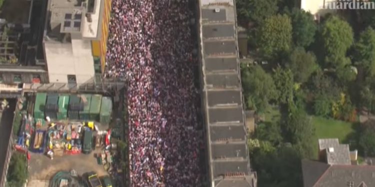 Protesta masive në Londër: mbi 110,000 qytetarë përballë ekstremizmit të djathtë, konflikte të dhunshme me policinë.