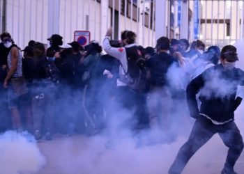 Protestat dhe grevat ndaj reduktimeve buxhetore shkaktojnë asfaltim në të gjithë Francën, 94 të arrestuar.