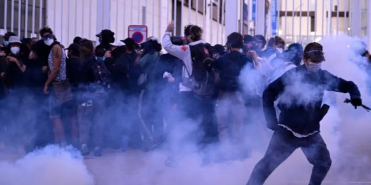 Protestat dhe grevat ndaj reduktimeve buxhetore shkaktojnë asfaltim në të gjithë Francën, 94 të arrestuar.