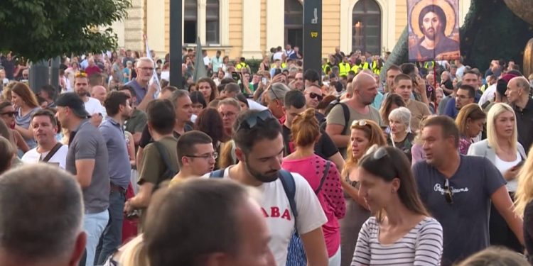 Protestat kthehen në Serbi! Tubim masiv në Beograd: Ne nuk harrojmë!
Fillimi i shtatorit solli një valë protestash të mëdha në Serbi, duke sfiduar kështu shpresat e qeverisë për stabilitet.