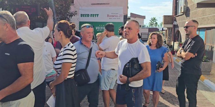 Protestë në Durrës: Banorët e qendrës historike kundër shpronësimeve dhe prishjeve të shtëpive dhe bizneseve.