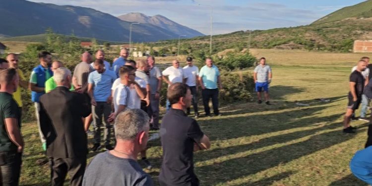 Protestë në Kukës: Banorët e fshatit Përbreg kundër ndërtimit të landfillit – Duan të mbrojnë shëndetin e tyre.