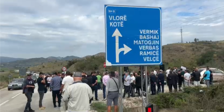 Protestë në Vlorë: Banorët e gjashtë fshatrave bllokojnë përsëri aksionin kombëtar për rrugët.