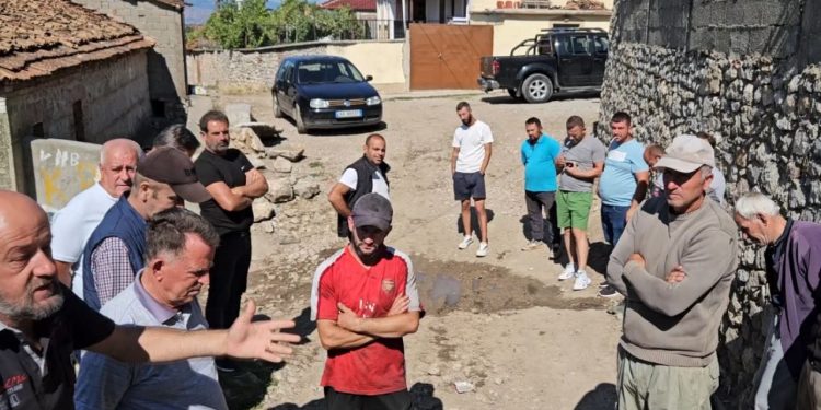 Protestë nga banorët e Zvezdës në Korçë: Rrugët po dëmtohen gjatë rregullimit të ujësjellësit