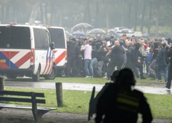 Protestuesit anti-imigracion përfine një përplasje të dhunshme me policinë holandeze, dhjetëra të arrestuar.