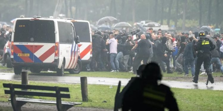 Protestuesit anti-imigracion përfine një përplasje të dhunshme me policinë holandeze, dhjetëra të arrestuar.