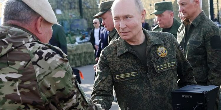 Putin në gatishmëri për konflikt me NATO-n? Mediat britanike raportojnë për rekrutim dhe rritje të tensioneve në kufijtë e aleancës ushtarake.