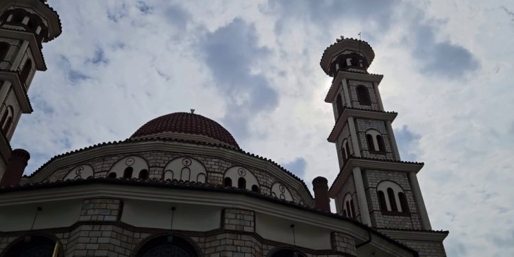 Qindra besimtarë u mblodhën në Katedralen e Korçës për ceremoninë e Fronëzimit të Mitropolitit të Korçës, Hirësi Anastasit.