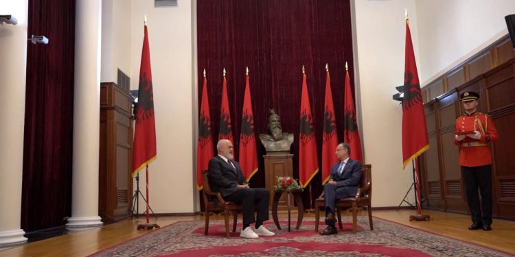 “Rama 4”/ Qeveria për integrimin në BE, kryeministri i dorëzon Presidencës kabinetin e ri me qëllim anëtarësimin deri në vitin 2030.