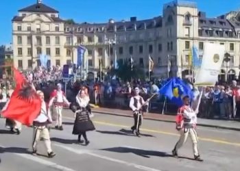 Rama shpërndan videon: Veshjet tradicionale shqiptare dominuan në Oktoberfest, xhubleta tërheq vëmendjen.