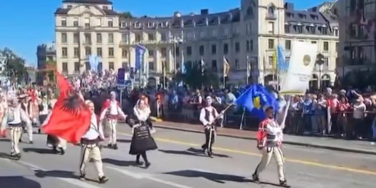 Rama shpërndan videon: Veshjet tradicionale shqiptare dominuan në Oktoberfest, xhubleta tërheq vëmendjen.