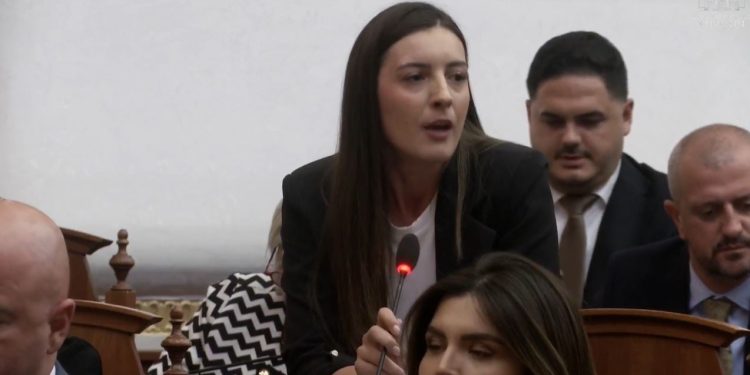 Rikthehuni në normalitet, sepse vetëm e keni fyer", deputetja Zegjine Çaushi shkakton polemika ndaj kolegëve të opozitës: "Dhe ju do të përfundoni si Gazi.