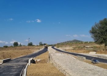 Rruga Egnatia e mbulon asfaltin/ Auron Tare apelon për ndihmë nga kryeministri, reagon Bashkia e Peqinit