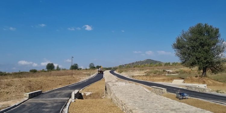 Rruga Egnatia e mbulon asfaltin/ Auron Tare apelon për ndihmë nga kryeministri, reagon Bashkia e Peqinit