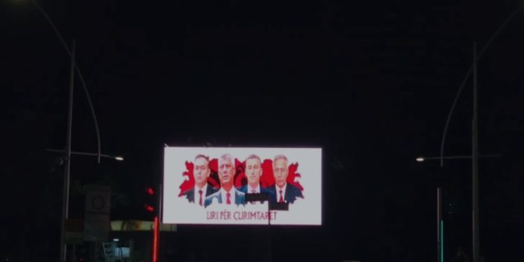 Rrugët e Tiranës të mbushura me postra të ish-drejtueseve të UÇK, çfarë ndodh më tutje