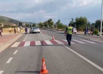 Rrugor në Fier: Një viktimë dhe tre të plagosur pas një aksidenti të rëndë
Specialistët e Sektorit të Qarkullimit Rrugor arrestuan në flagrancë 63-vjeçarin F. M., banues në Çermë Sektor, i cili sot në mëngjes, rreth orës 05:00, humbi kontrollin e automjetit në fshatin Cermë Sektor, duke dalë nga rruga. Si pasojë, humbi jetën pasagjerja M. S., 47-vjeçare.