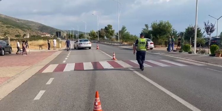 Rrugor në Fier: Një viktimë dhe tre të plagosur pas një aksidenti të rëndë
Specialistët e Sektorit të Qarkullimit Rrugor arrestuan në flagrancë 63-vjeçarin F. M., banues në Çermë Sektor, i cili sot në mëngjes, rreth orës 05:00, humbi kontrollin e automjetit në fshatin Cermë Sektor, duke dalë nga rruga. Si pasojë, humbi jetën pasagjerja M. S., 47-vjeçare.