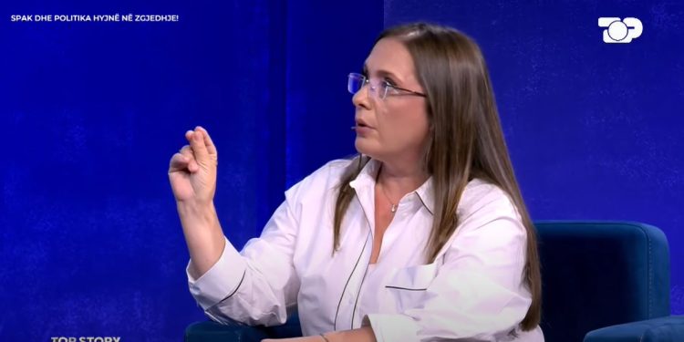 “SPAK konfiskon 978 telefona”, gazetarja Hoxha ndriçon ‘aksionin’ e Prokurorisë së Posaçme: 11 zyrtarë të thirrur, në hetim për tenderin e oksigjenit.