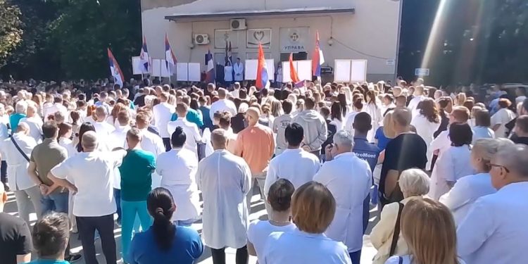 Serbët në grevë: Protestojnë ndaj integrimit të shëndetësisë dhe arsimit në sistemin e Kosovës