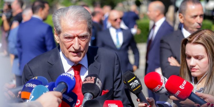 Shehu udhëhoqi grupin dhe votoi për kryetarin e ri të Kuvendit, Berisha e shpjegon: Mund të mos e ketë interpretuar mesazhin në 'WhatsApp'.