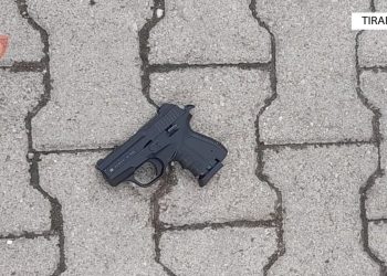 Sherri me armë mes dy kunetërve në Kombinat, policia jep reagimin: Kërkohet edhe një të ri.