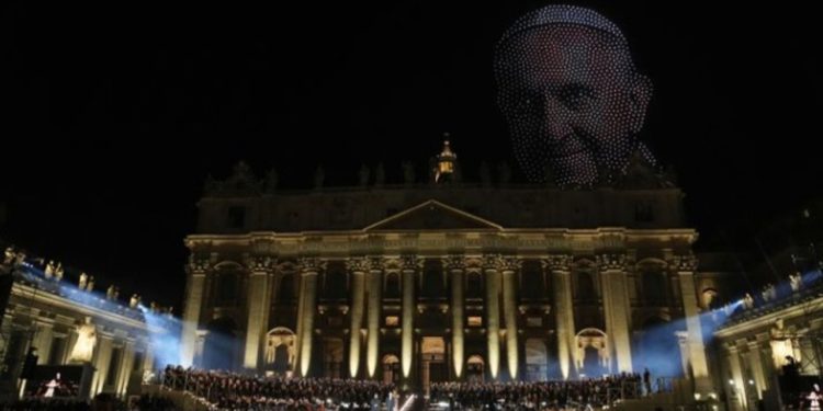 Shfaqje mbi qiellin e Vatikanit: Vepra nga Mikelanxhelo dhe Papa Françesku “ilustrohen” me 3,500 dronë.