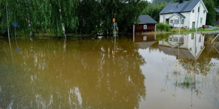 Shira të forta dhe përmbytje të pazakonta në Suedi, autoritetet këshillojnë shoferët të evitojnë lëvizjen në 4 komuna.