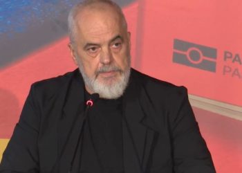 Shkaktoi kaos ata që u goditën nga Diella" / Rama në lidhje me shkarkimin e zv.ministrit me cigare: Të bësh shaka mbi këtë do të thotë të jesh…