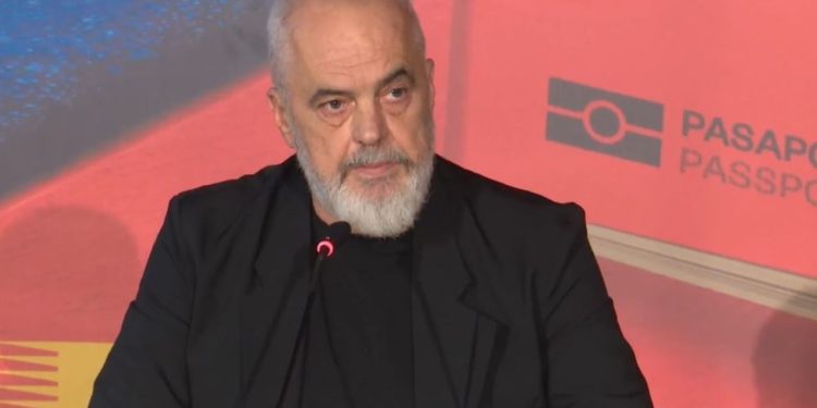 Shkaktoi kaos ata që u goditën nga Diella" / Rama në lidhje me shkarkimin e zv.ministrit me cigare: Të bësh shaka mbi këtë do të thotë të jesh…