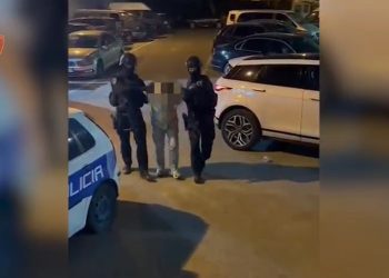 Shkatërrohet rrjeti i kontrabandës së qenieve njerëzore në Tiranë, arrestohen tre individë që ndihmonin në kalimin e paligjshëm drejt SHBA-së dhe Kanadasë.