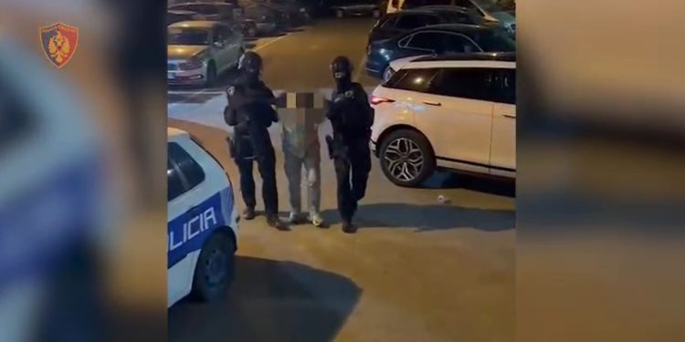 Shkatërrohet rrjeti i kontrabandës së qenieve njerëzore në Tiranë, arrestohen tre individë që ndihmonin në kalimin e paligjshëm drejt SHBA-së dhe Kanadasë.