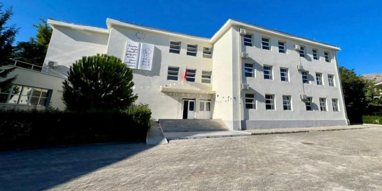 Shkolla e Bashkuar “Muhamet Gjollesha” në Lazarat mirëpret nxënësit dhe mësuesit/ Rama: Ambient i përshtatshëm për mësimdhënie