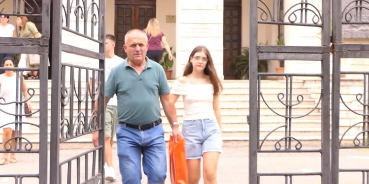 Shpërndarja e librave në Elbasan: Rreth 15 mijë nxënës pritet të ulen në bankat e shkollës, nga të cilët 1200 do t'i fillojnë për herë të parë.