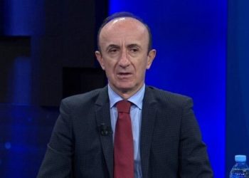 “Shqetësimi i një opozite të dobët”: Dash Sula kritikoi PD-në, duke thënë se Berisha po përpiqet të krijojë kaos për të fshehur 'Nenin Basha'.