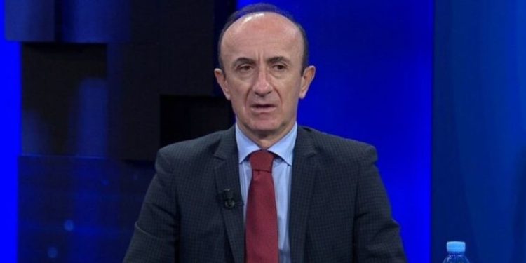 “Shqetësimi i një opozite të dobët”: Dash Sula kritikoi PD-në, duke thënë se Berisha po përpiqet të krijojë kaos për të fshehur 'Nenin Basha'.