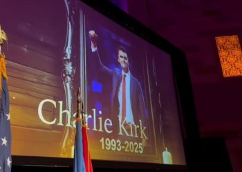 Shqiptarët në New York i japin një minut heshtje Charlie Kirk, me praninë e Begajt dhe Osmanit.