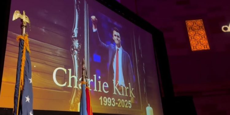 Shqiptarët në New York i japin një minut heshtje Charlie Kirk, me praninë e Begajt dhe Osmanit.