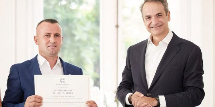Shqiptari shpëtoi dy fëmijë dhe merr nënshtetësinë greke nga kryeministri Mitsotakis: Veprimi i tij heroik është një shembull i humanizmit.