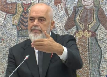 "Si të përshkruajmë ndërtesat e qytetit si zhele" / Paketa për mbrojtjen e pronës dhe territorit, Rama: Mjaft me fasadat nga ndërtuesit që përdorin më shumë se 4 ngjyra.