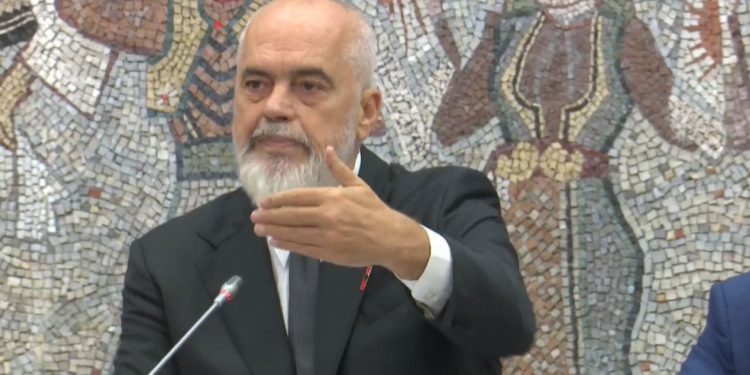 "Si të përshkruajmë ndërtesat e qytetit si zhele" / Paketa për mbrojtjen e pronës dhe territorit, Rama: Mjaft me fasadat nga ndërtuesit që përdorin më shumë se 4 ngjyra.