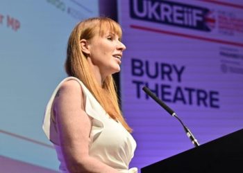 Skandali në politikën britanike: Laburistët në vështirësi, zv. kryeministrja nën hetim për çështje tatimore dhe lidhje të fshehta.